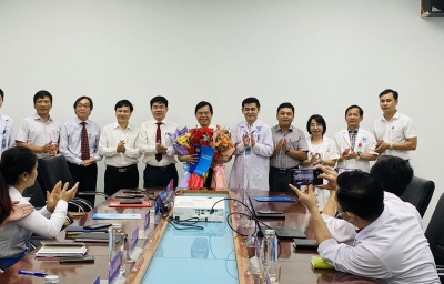 Trao Quyết định bổ nhiệm Phó giám đốc Bệnh viện Sản Nhi tỉnh.